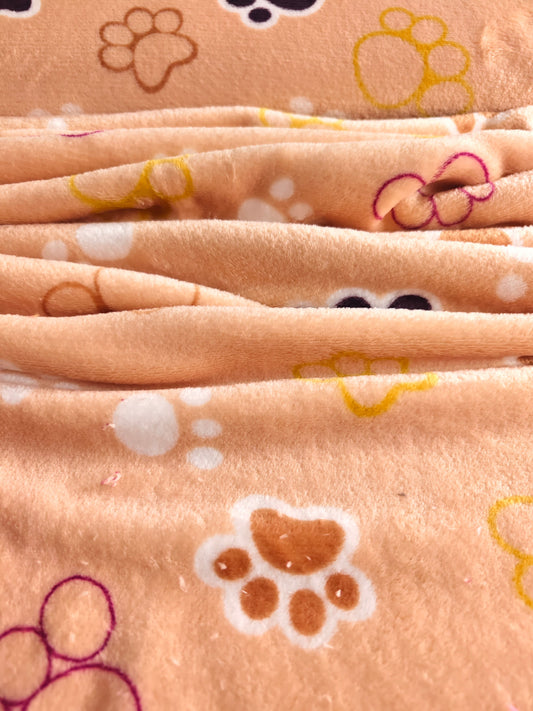 Piel de Conejo Café Huella Mixta Estampado x Metros Ref. 07036