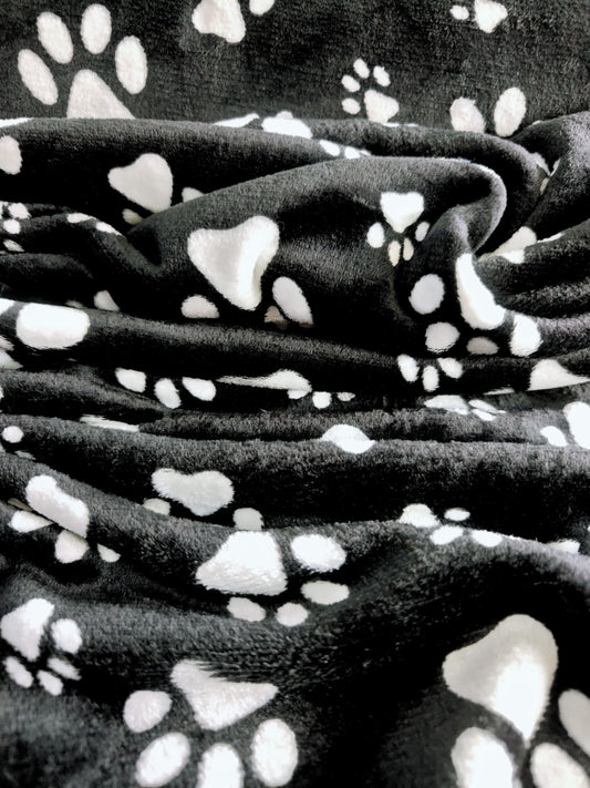 Piel de Conejo Negro Huella Blanca Estampado x Metros Ref. 07033