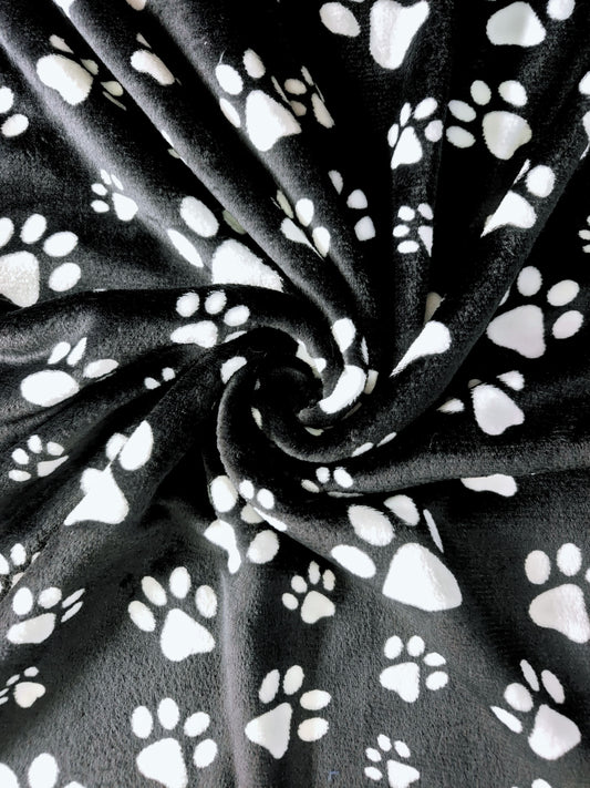 Piel de Conejo Negro Huella Blanca Estampado x Metros Ref. 07033