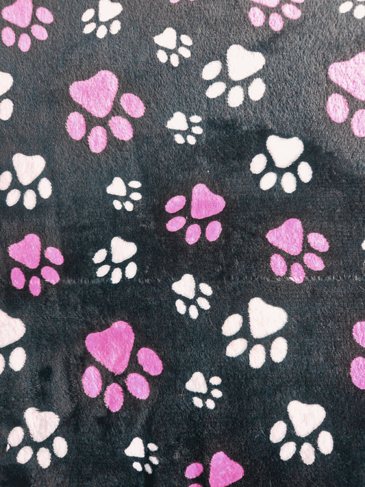 Piel de Conejo Negro Huella Fucsia Estampado x Metros Ref. 07033