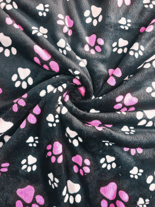 Piel de Conejo Negro Huella Fucsia Estampado x Metros Ref. 07033